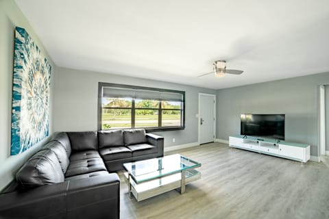 Apartment, 2 Bedrooms | Living room | Flat-screen TV