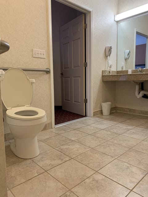 Deluxe Queen, Accessible | Bathroom | Combined shower/tub, hair dryer, towels