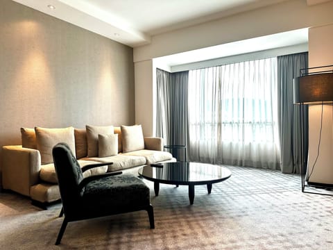 L Suite | Premium bedding, free minibar, in-room safe, desk