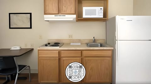 Full-size fridge, microwave, stovetop