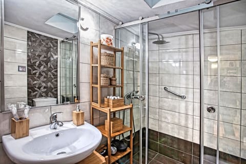 Family House, 2 Bedrooms | Bathroom | Shower, designer toiletries, hair dryer, slippers