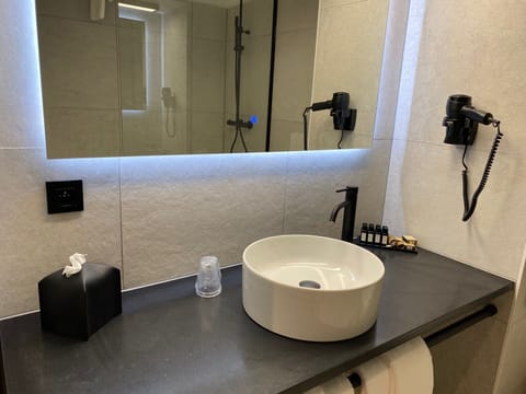 Twin Room | Bathroom | Combined shower/tub, hair dryer, towels, soap