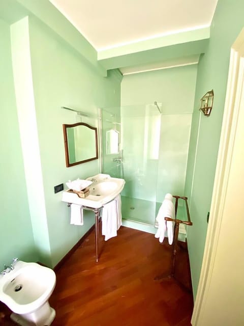 Deluxe Room (Turchese) | Bathroom | Shower, free toiletries, hair dryer, bidet