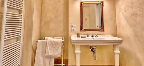 Superior Suite (Celeste) | Bathroom | Shower, free toiletries, hair dryer, bidet