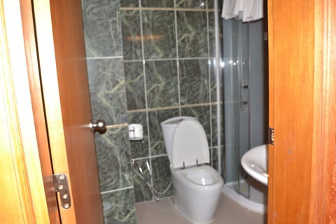 Suite | Bathroom | Shower, free toiletries, towels