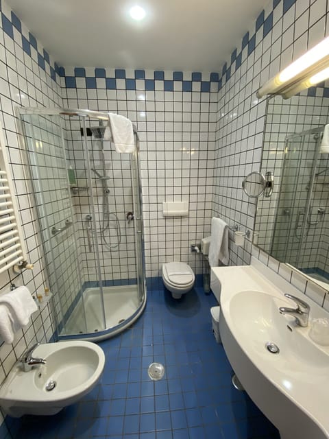 Combined shower/tub, free toiletries, hair dryer, slippers