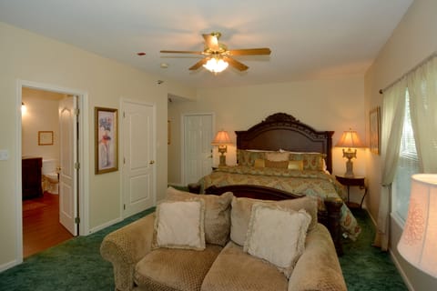 Superior Suite, 1 King Bed, Jetted Tub | Desk, soundproofing, iron/ironing board, free WiFi