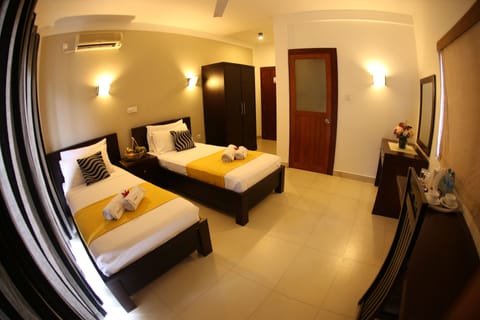 Deluxe Twin Room | Desk, iron/ironing board, WiFi, bed sheets