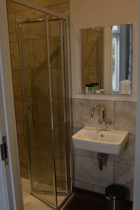 Twin Room, Ensuite | Bathroom