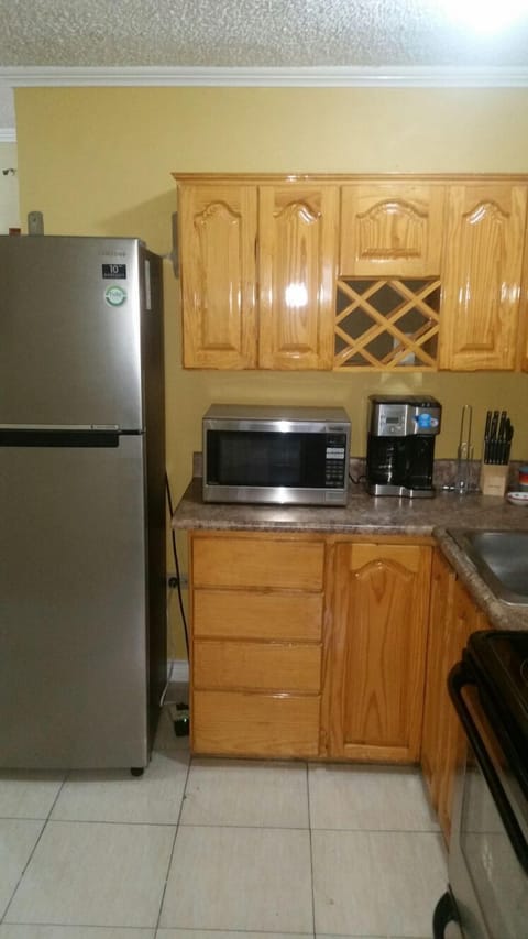 Full-size fridge, microwave, oven, coffee/tea maker