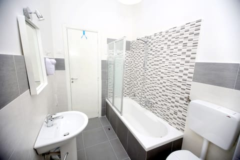 Triple Room, Bathtub, Sea View | Bathroom | Free toiletries, hair dryer, towels