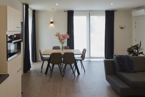 Deluxe Apartment | Hypo-allergenic bedding, pillowtop beds, in-room safe