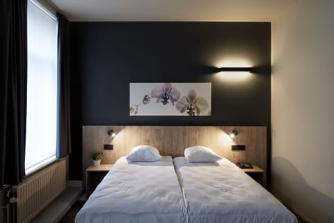 Suite | Hypo-allergenic bedding, pillowtop beds, in-room safe