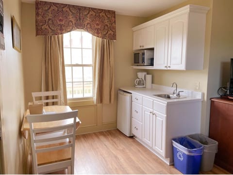 Standard Studio | Private kitchen | Fridge, microwave, toaster, lobster pot