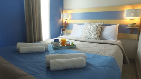 Free cribs/infant beds, bed sheets