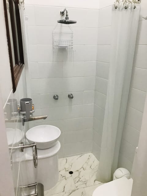 Deluxe Single Room | Bathroom | Shower, rainfall showerhead, hair dryer, towels