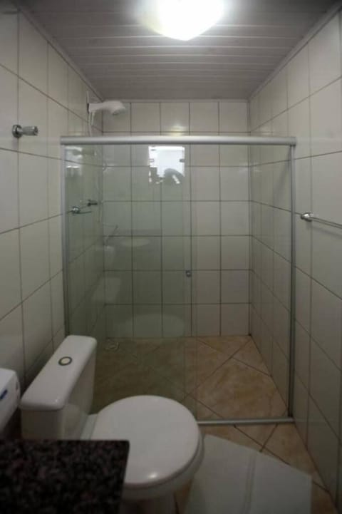 Family Room | Bathroom | Shower, free toiletries, hair dryer, towels