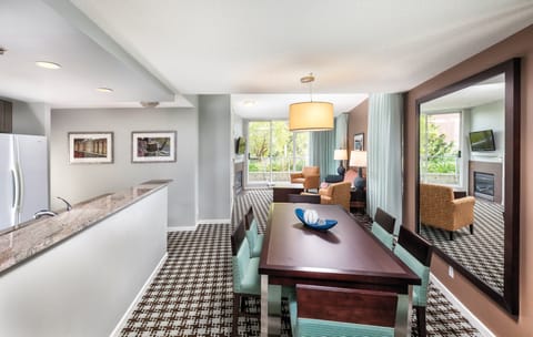 Deluxe Condo, 2 Bedrooms, Kitchen | 2 bedrooms, iron/ironing board, WiFi, bed sheets