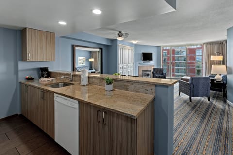 Deluxe Condo, 2 Bedrooms, Kitchen | In-room dining