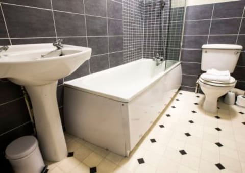 Double Room | Bathroom | Free toiletries, towels