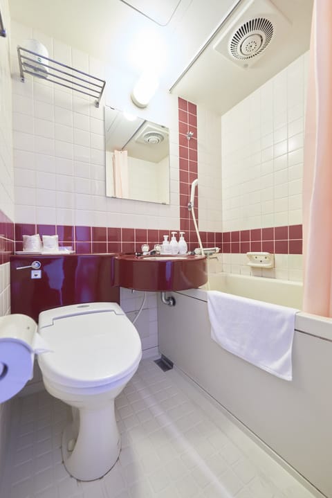 Combined shower/tub, deep soaking tub, free toiletries, hair dryer