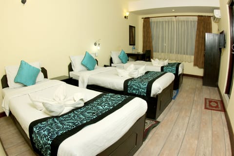 Deluxe Triple Room | Desk, free WiFi