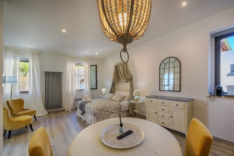 Exclusive Studio Suite (Chianti) | Premium bedding, individually decorated, desk, blackout drapes