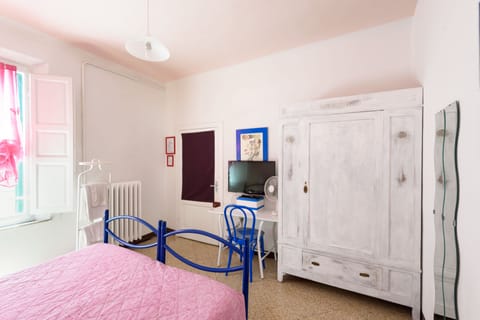 Desk, blackout drapes, free WiFi, bed sheets