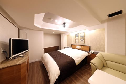 Premium bedding, minibar, desk, free WiFi