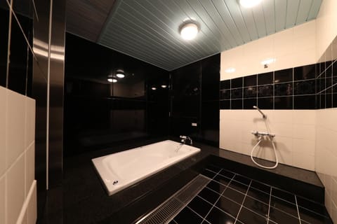 Separate tub and shower, jetted tub, free toiletries, hair dryer