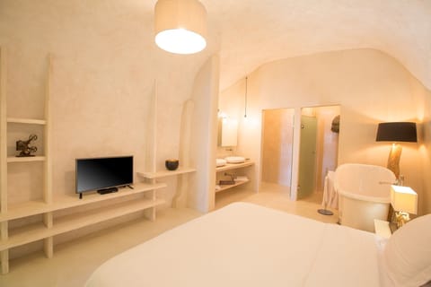 Deluxe Villa, Jetted Tub | In-room safe, individually decorated, individually furnished