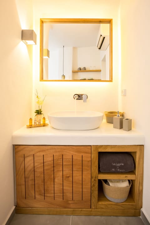 Suite (Petit, Outdoor heated Jetted Tub) | Bathroom | Shower, jetted tub, designer toiletries, hair dryer