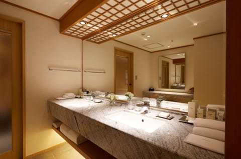 Japanese Suite | Bathroom | Combined shower/tub, free toiletries, hair dryer, bathrobes