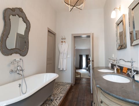 Chambre de luxe 1945 | Bathroom | Combined shower/tub, free toiletries, hair dryer, towels