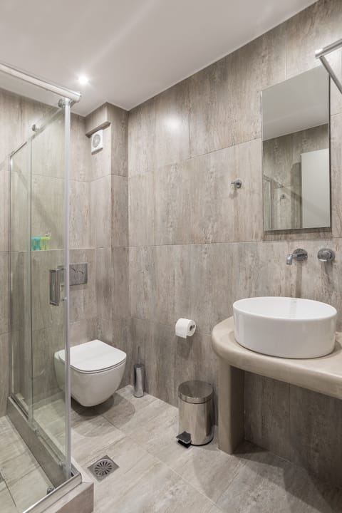 Triple Room | Bathroom | Shower, hair dryer, slippers, towels