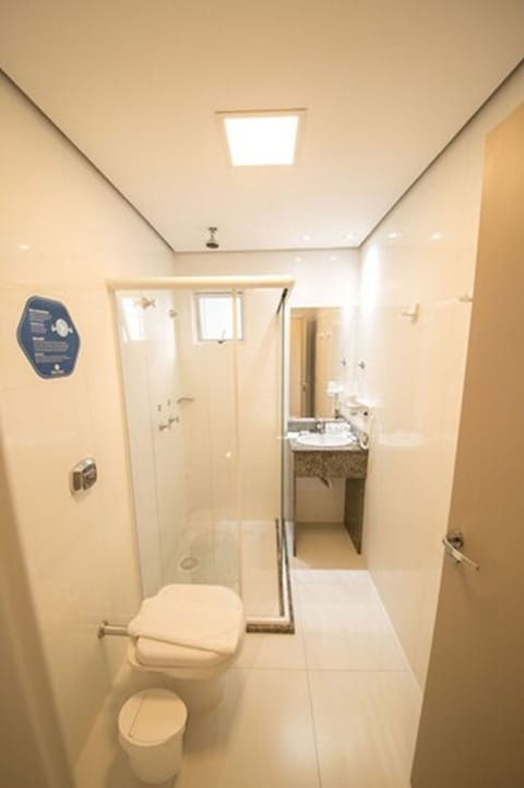 Deluxe Triple Room, Multiple Beds | Bathroom | Shower, free toiletries, hair dryer, towels