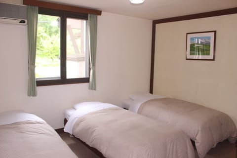 Triple Room, 3 Twin Beds, Non Smoking, Shared Bathroom | Desk, free WiFi, bed sheets