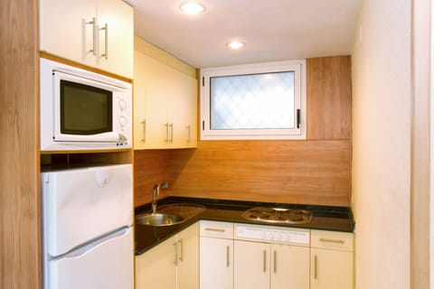 Apartment, 1 Bedroom | Private kitchen | Fridge, microwave, cookware/dishes/utensils