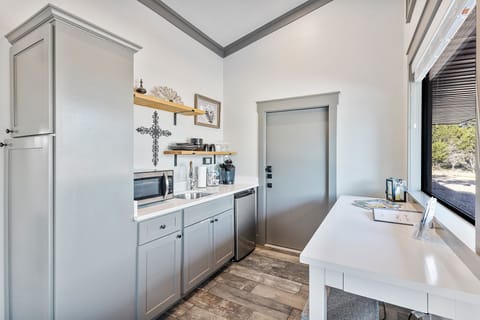 Cabin | Private kitchen | Microwave, coffee/tea maker