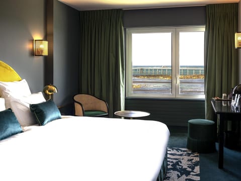 Room, 1 Double Bed, Sea View | Minibar, in-room safe, soundproofing, free WiFi