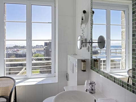 Room (Port Side) | Minibar, in-room safe, soundproofing, free WiFi