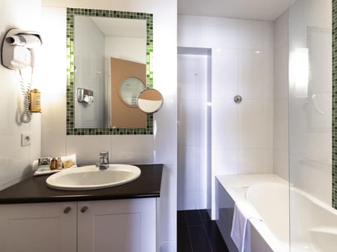 Minibar, in-room safe, soundproofing, free WiFi