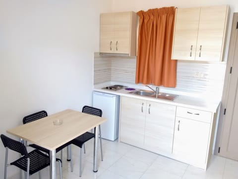 Superior Apartment, 1 Bedroom | Private kitchenette | Fridge, stovetop, coffee/tea maker, electric kettle