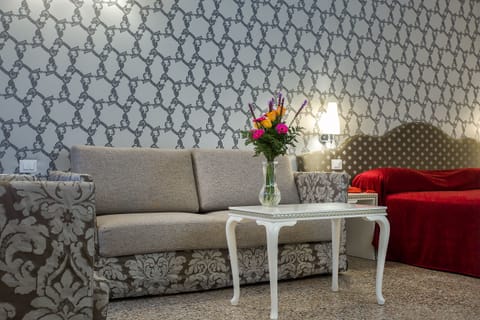 Junior Suite | Minibar, in-room safe, individually decorated, individually furnished