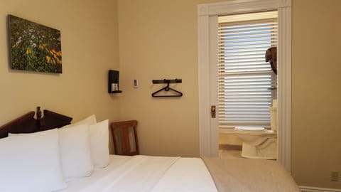 Petite Room 2, No View | Iron/ironing board, free WiFi, bed sheets