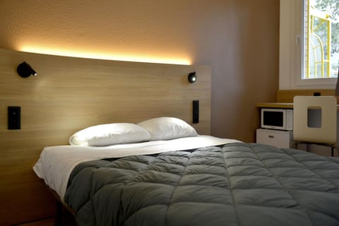 Standard Room, 1 Double Bed | Desk, laptop workspace, blackout drapes, iron/ironing board