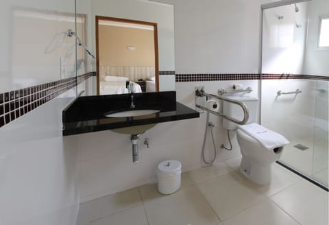 Luxury Single Room | Bathroom | Shower, free toiletries, hair dryer, towels