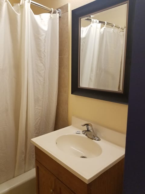 Standard Room, 1 Queen Bed | Bathroom sink