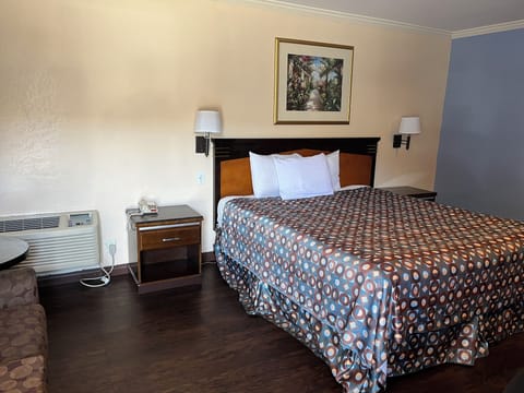 Standard Room, 1 King Bed | Free WiFi, bed sheets