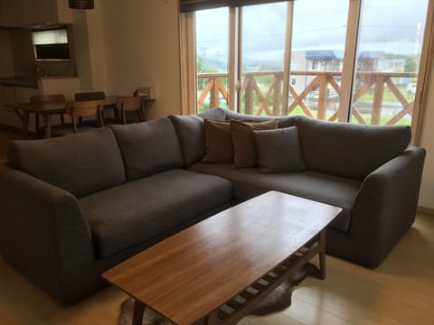 2 Bedroom Apartment, Non-Smoking, Mountain View | Living area | Flat-screen TV